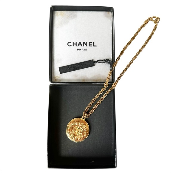Authentic Chanel 1993 Gold Medallion CC Round Pendant Necklace with Box - Picture 2 of 15